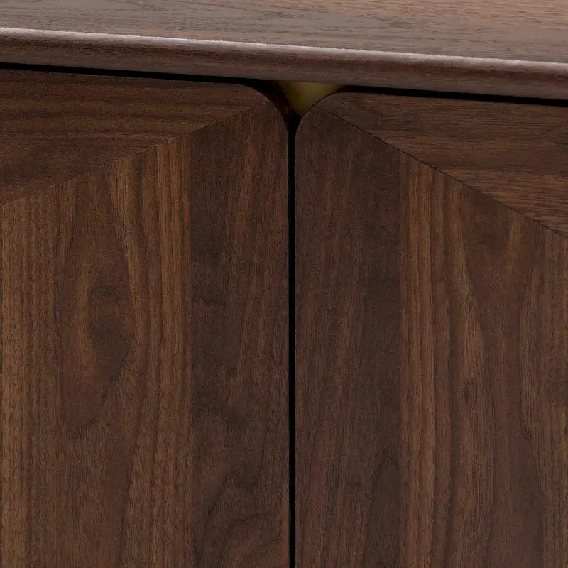 Mesa de centro de madera con acabado de nogal, de transición moderna de mediados de siglo, con 2 cajones