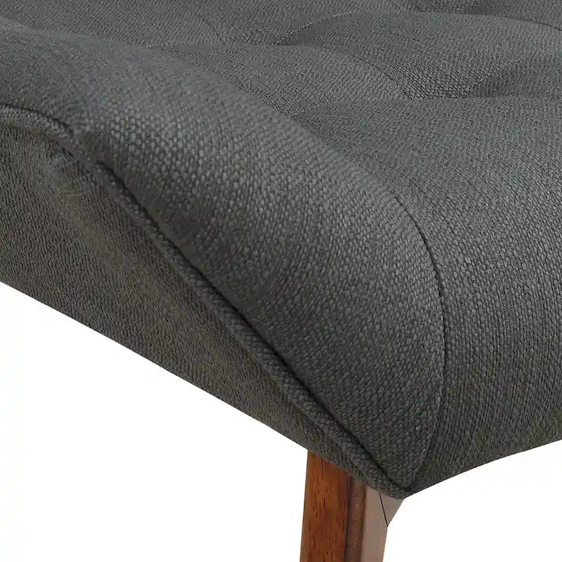 Sillón capitoné con patas de color café