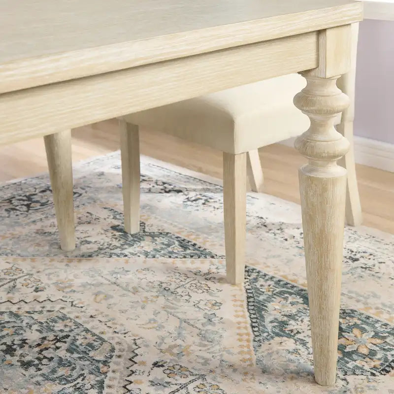 Mesa de comedor con 6 sillas capitoné, patas torneadas