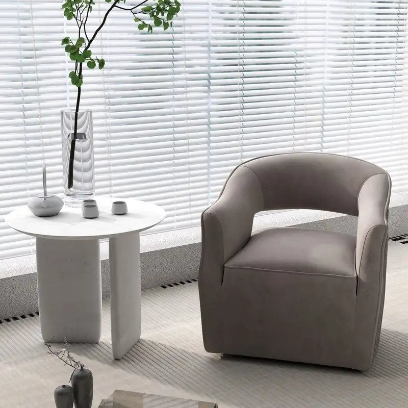 Sillón giratorio decorativo de terciopelo con respaldo abierto y base metálica