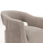 Sillón giratorio decorativo de terciopelo con respaldo abierto y base metálica