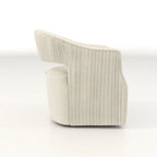 Sillón giratorio decorativo de terciopelo con respaldo abierto y base metálica